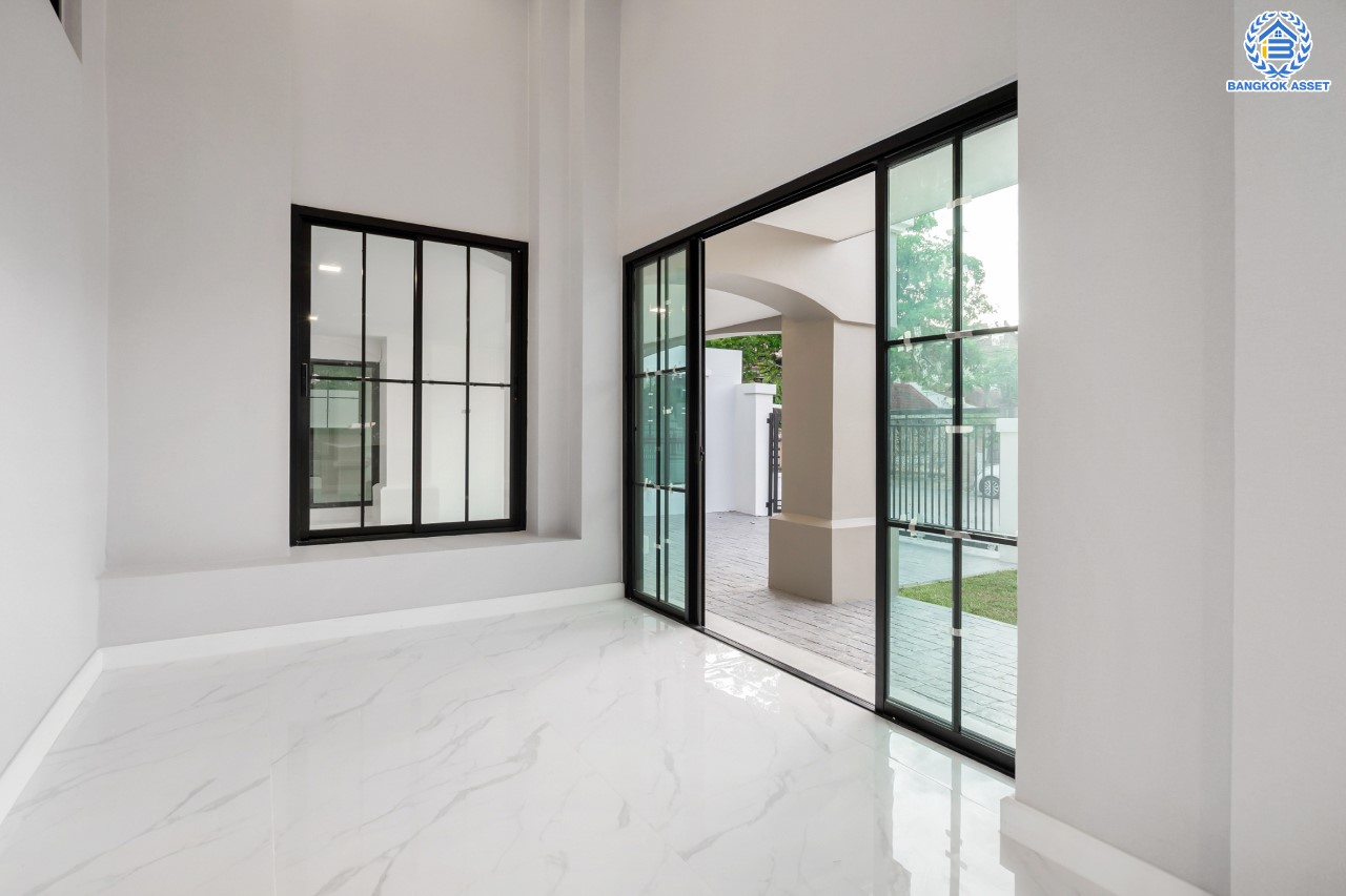 คฤหาสน์ตกแต่งใหม่ คุณภาพ LH ม.ชลลดา บางบัวทอง แปลงมุม เนื้อที่ 121 ตร.ว. ตกแต่งหรูหรา ตอบโจทย์ครอบครัวใหญ่ ด้วยฟังก์ชัน 4 ห้องนอน 6 ห้องน้ำ 1 ห้องอเนกประสงค์ 1 ห้องแม่บ้าน จอดรถได้ถึง 4 คัน มีสนามหญ้าด้านข้างกว้างขวาง พร้อม Facilities ครบ! บนทำเลคุณภาพ เชื่อมต่อได้หลายเส้นทาง ใกล้เซ็นทรัลเวสต์เกต และรถไฟฟ้า "สถานีบางพลู"